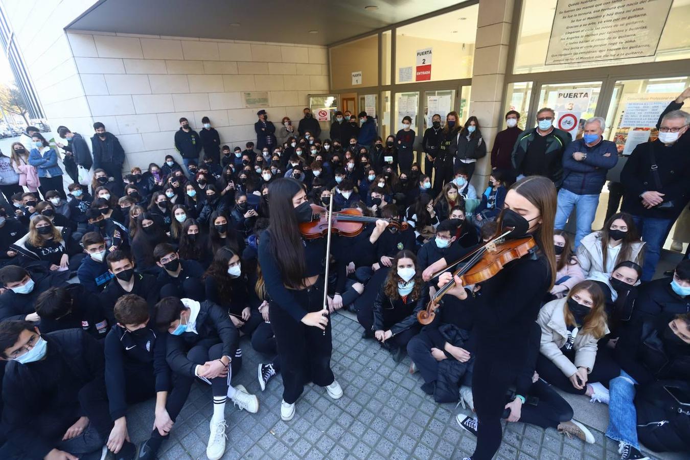 Concentración de los alumnos de los conservatorios de música y danza, en imágenes