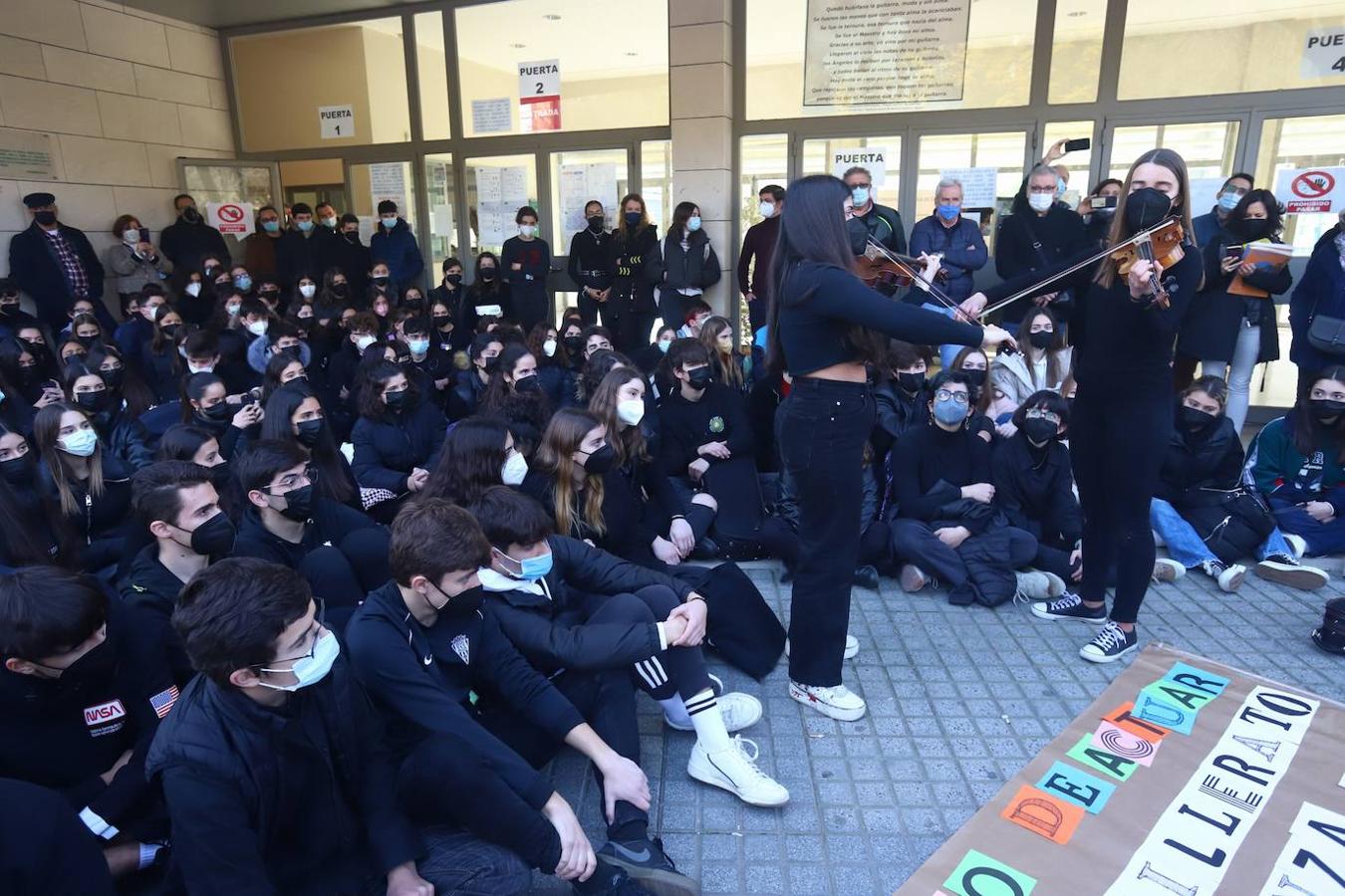 Concentración de los alumnos de los conservatorios de música y danza, en imágenes