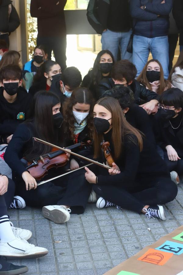 Concentración de los alumnos de los conservatorios de música y danza, en imágenes