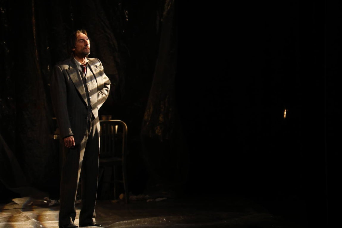 &#039;El hombre almohada&#039;, en el Gran Teatro de Córdoba, en imágenes