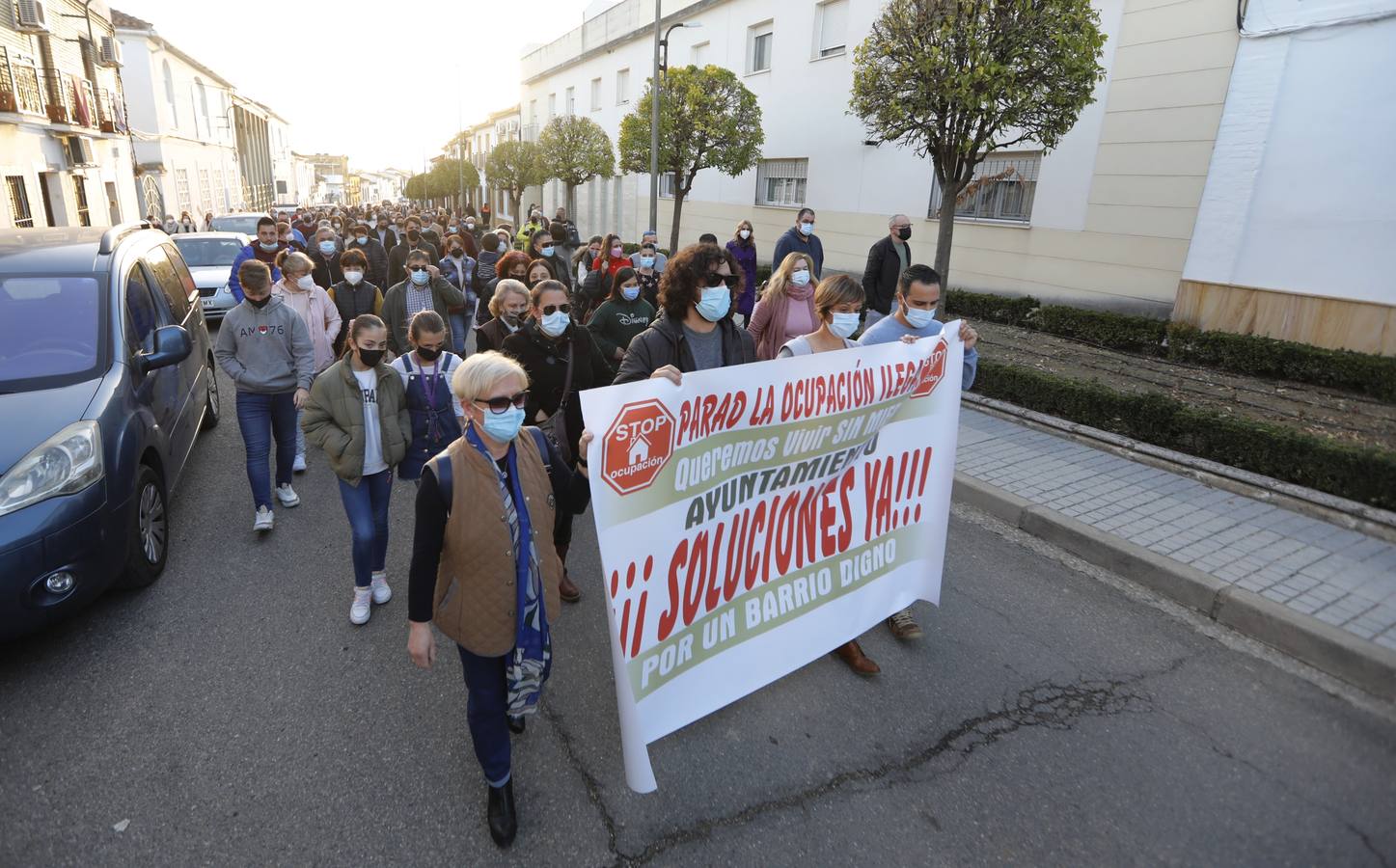 La manifestación en Pedro Abad contra los okupas, en imágenes