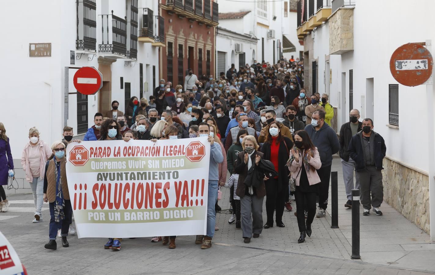 La manifestación en Pedro Abad contra los okupas, en imágenes