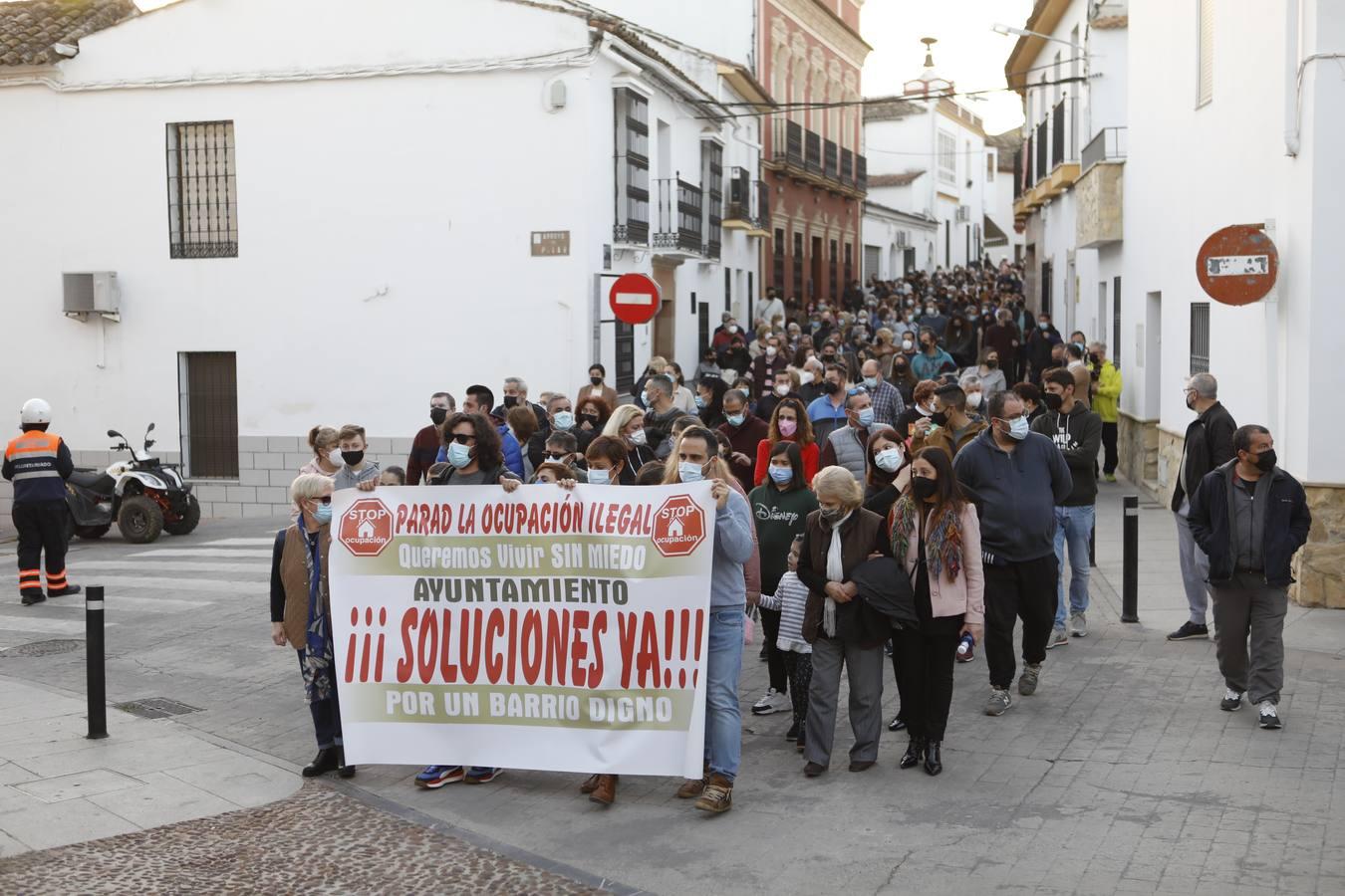 La manifestación en Pedro Abad contra los okupas, en imágenes