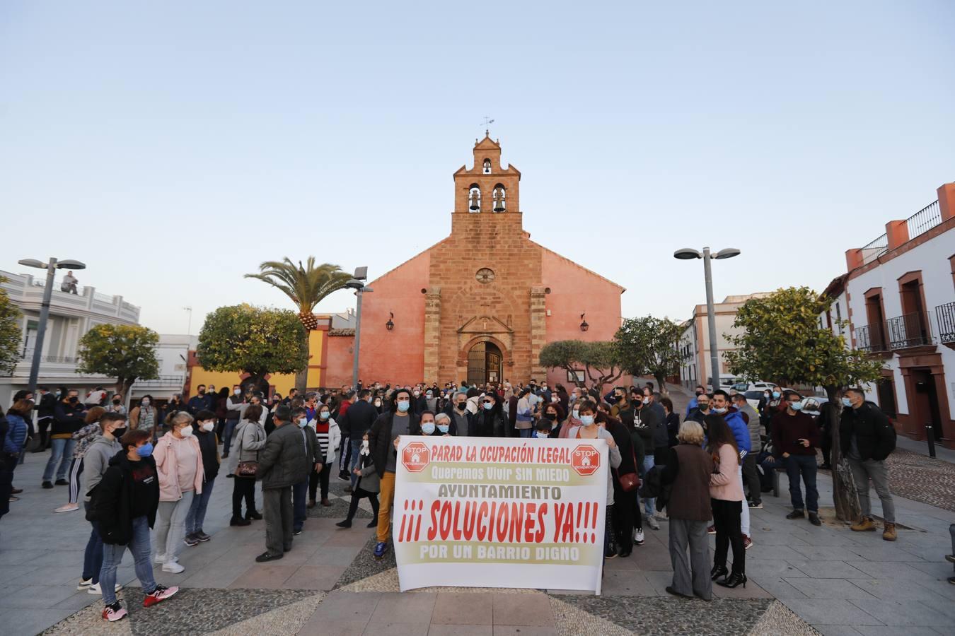 La manifestación en Pedro Abad contra los okupas, en imágenes