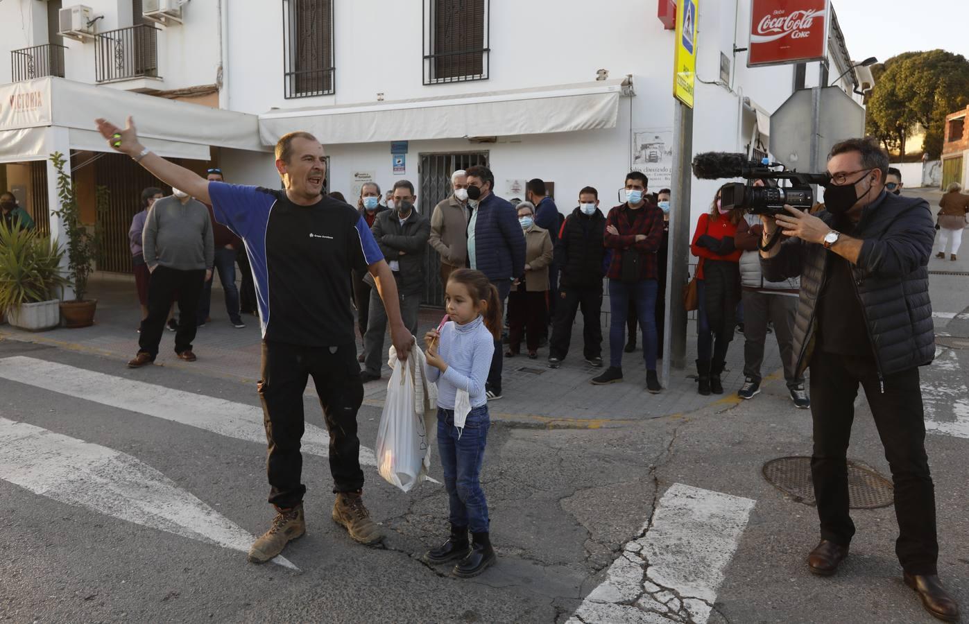 La manifestación en Pedro Abad contra los okupas, en imágenes