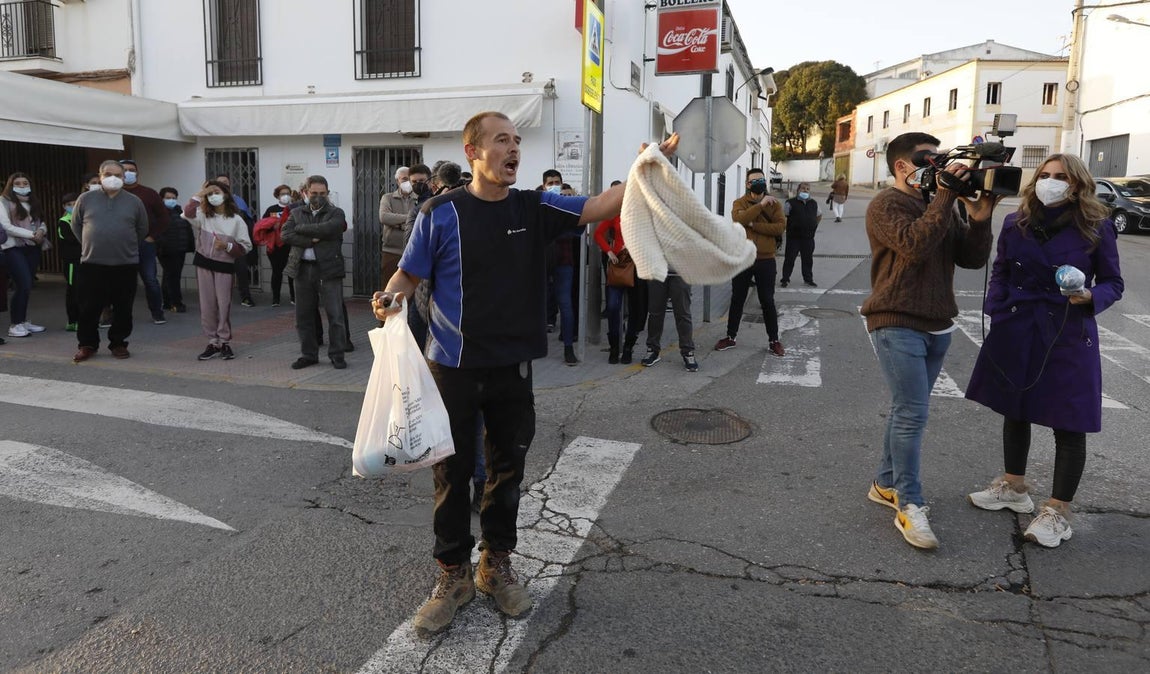 La manifestación en Pedro Abad contra los okupas, en imágenes