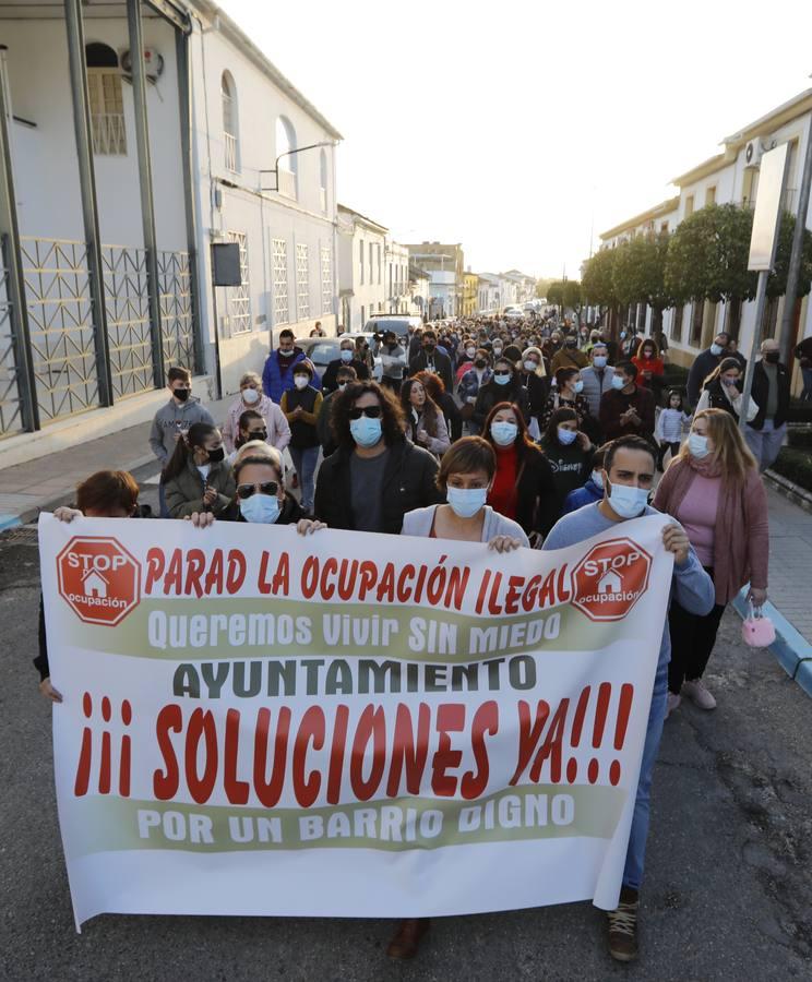 La manifestación en Pedro Abad contra los okupas, en imágenes