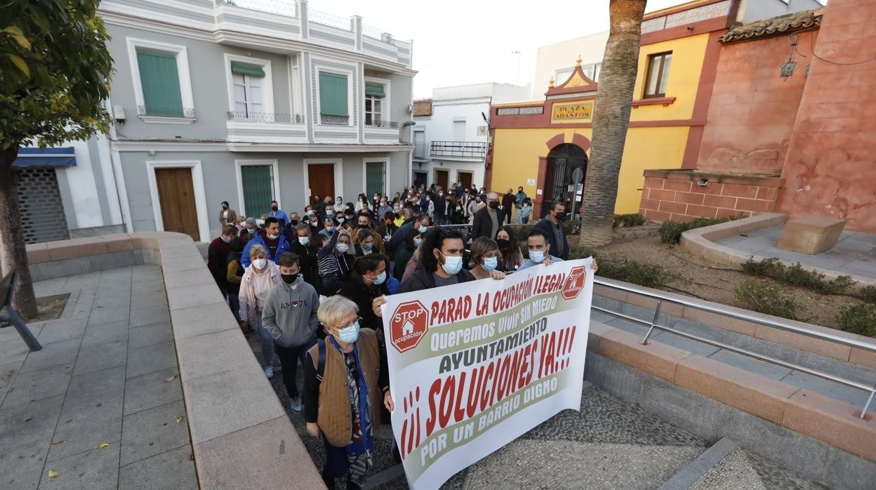 La manifestación en Pedro Abad contra los okupas, en imágenes