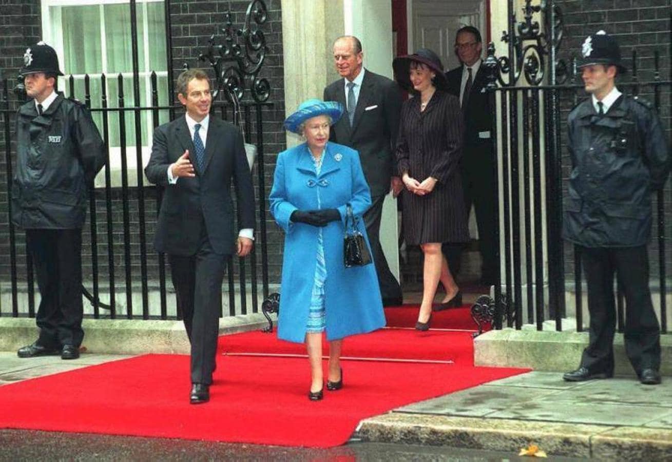 En 1997 nombró Primer Ministro al laborista Tony Blair, después de 18 años de gobiernos conservadores ininterrumpidos. 