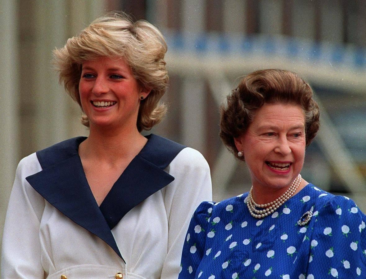 Su primogénito, Carlos, se casó en 1981 con Diana Spencer, una figura muy popular entre la población inglesa que sin embargo generó muchos quebraderos de cabeza en Palacio. Falleció en 1997 en un accidente automovilístico, un año después de su divorcio con el Príncipe de Gales. 
