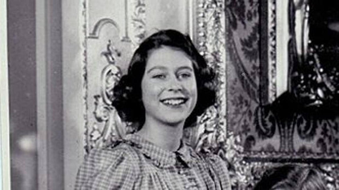 En 1936 su padre, Jorge VI, es coronado Rey tras la renuncia de su hermano Eduardo VIII. 