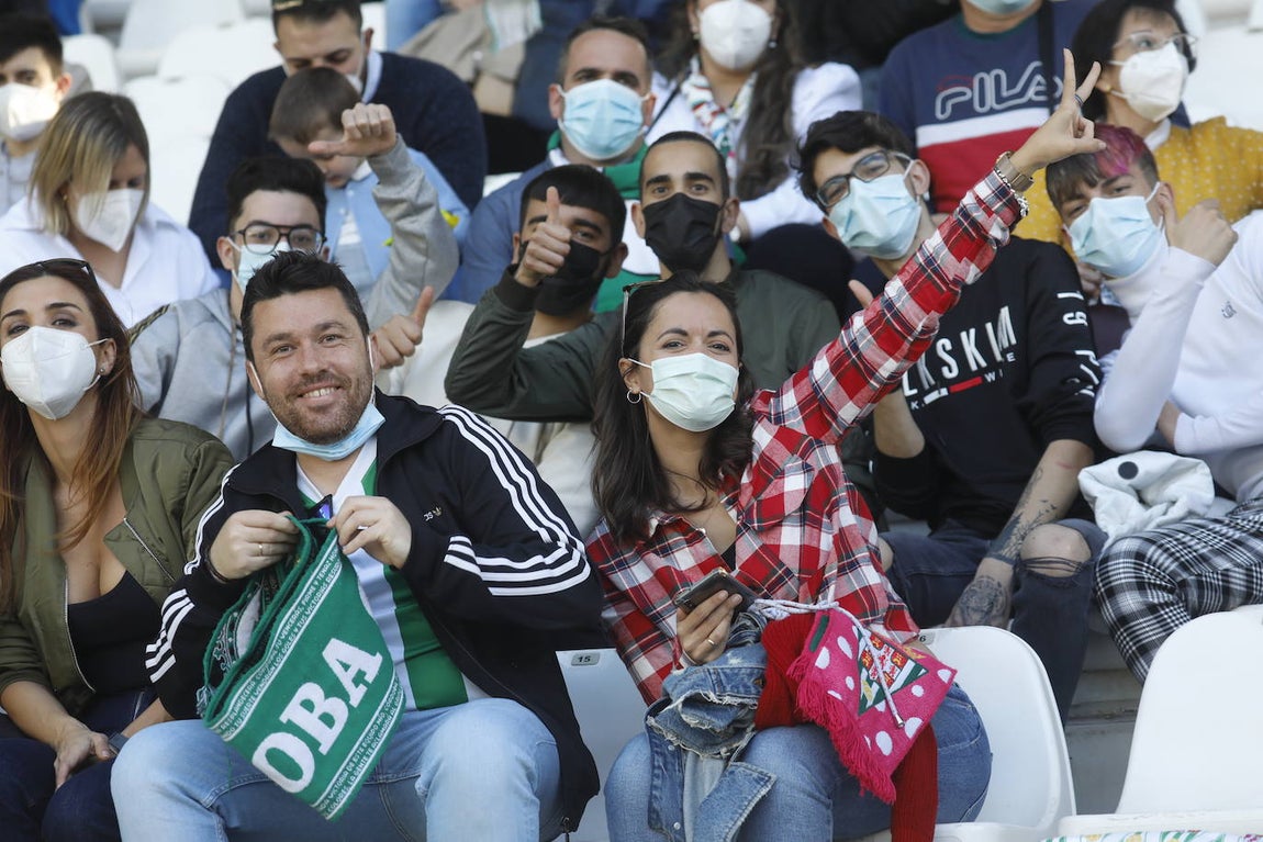El excelente ambiente en la grada en el Córdoba CF - CD Coria, en imágenes