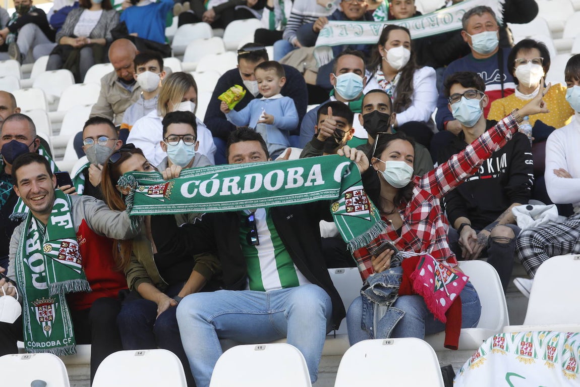 El excelente ambiente en la grada en el Córdoba CF - CD Coria, en imágenes