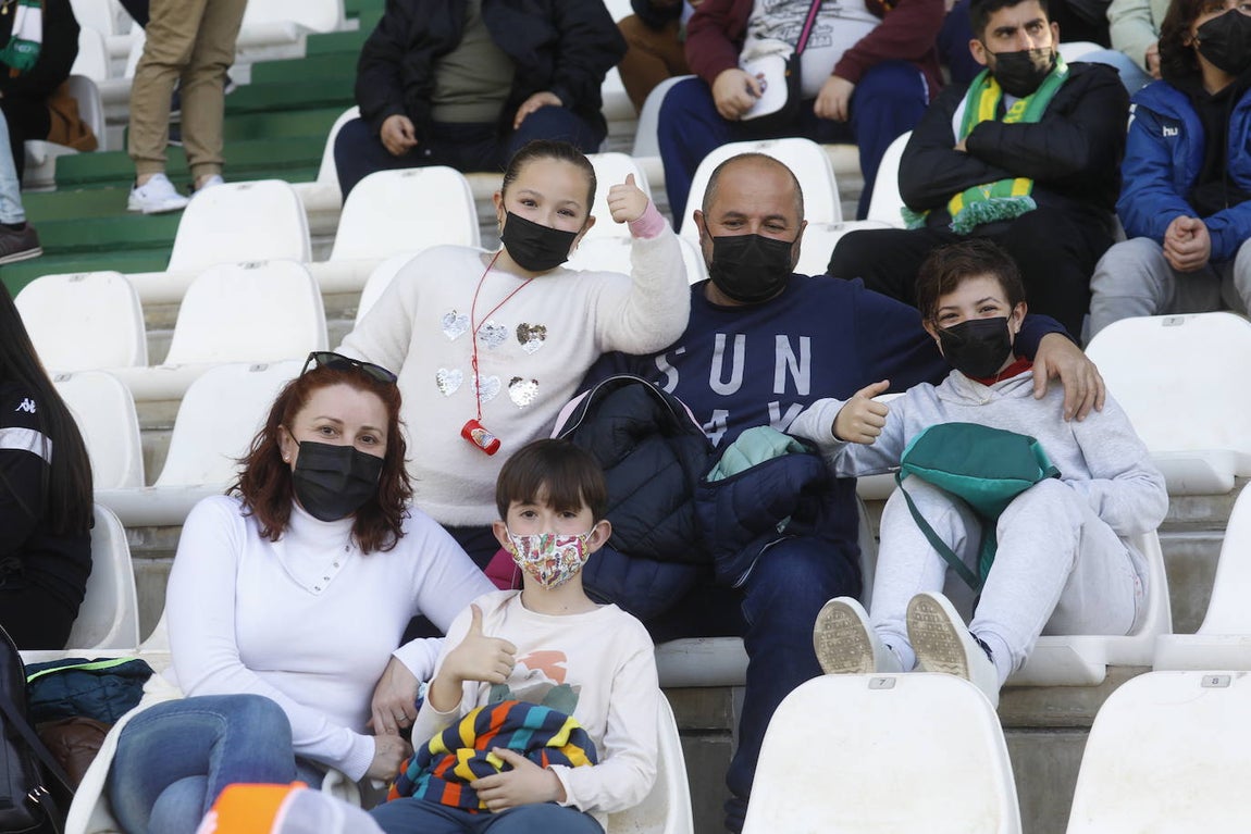 El excelente ambiente en la grada en el Córdoba CF - CD Coria, en imágenes