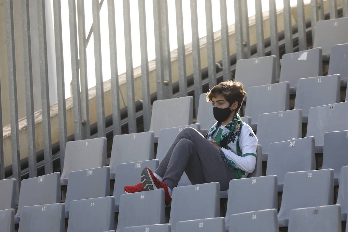 El excelente ambiente en la grada en el Córdoba CF - CD Coria, en imágenes