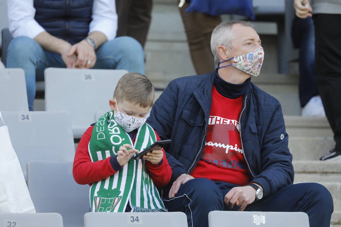 El excelente ambiente en la grada en el Córdoba CF - CD Coria, en imágenes