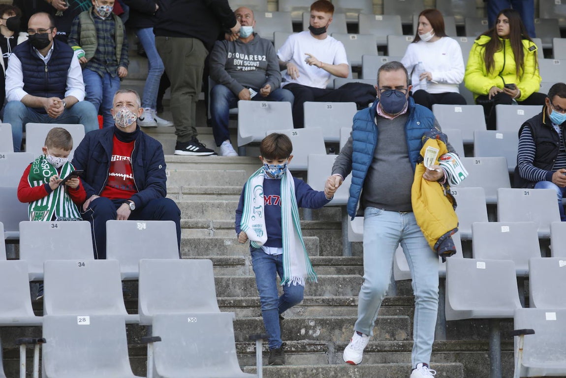 El excelente ambiente en la grada en el Córdoba CF - CD Coria, en imágenes