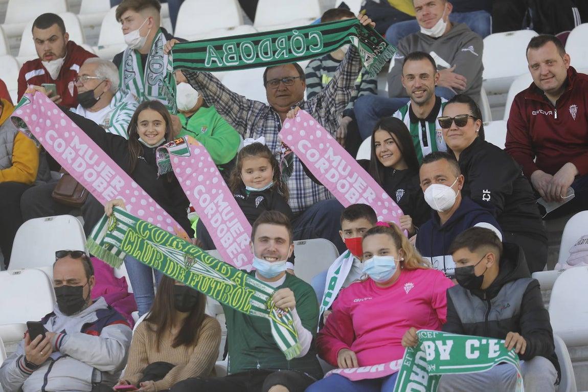 El excelente ambiente en la grada en el Córdoba CF - CD Coria, en imágenes