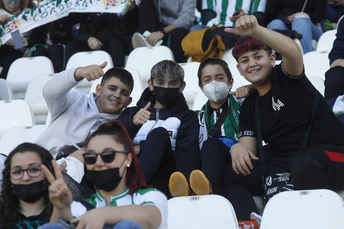 El excelente ambiente en la grada en el Córdoba CF - CD Coria, en imágenes