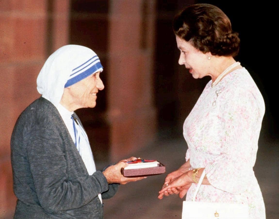 En 1983, durante una visita a la India, entregó a la Madre Teresa de Calcuta la Insignia de la Orden del Honor al Mérito. 