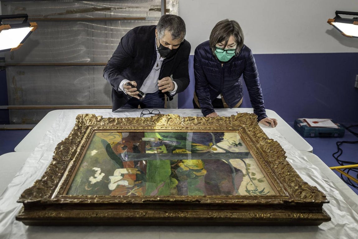 Control de Calidad. Guillermo Cervera, sobrino de la baronesa y conservador general de la Colección Carmen Thyssen, y Lucia Cassol, jefa de Registro del Museo Thyssen, examinan el codiciado lienzo de Gauguin minutos antes de embalarla