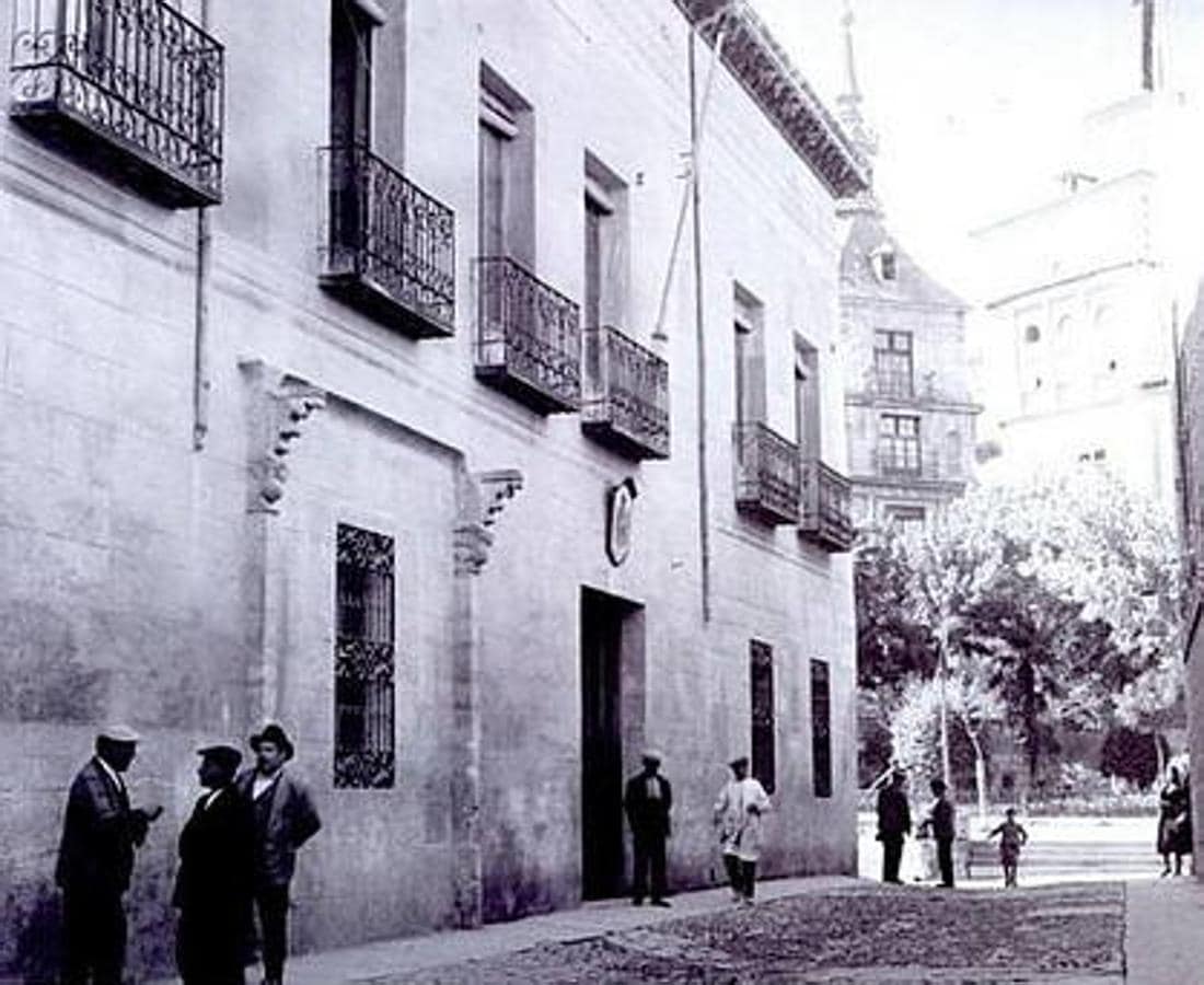 Fachada de la Audiencia Provincial en la calle de Cardenal Cisneros hacia 1920. Aun mostraba una portada gótica ya cegada. Foto Rodríguez. 
