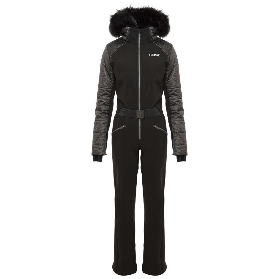Traje de esquí Softshell de Colmar. En su labor por contribuir a una moda más consciente y sostenible, Colmar apuesta por emplear una guata Microrollo®, una excelente alternativa artificial al plumón con un 75 % de fibras recicladas, como en el caso de este mono para esquiar que hará las delicias de cualquier amante de la nieve. Se trata de un traje confeccionado en tejido softshell elástico, combinado con un exterior liso y un interior en suave forro polar con corte ceñido del pantalón y cortes ergonómicos que realzan la figura, las inserciones a juego en tejido gofrado efecto brillo/mate y la capucha envolvente ribeteada de pelo técnico, realzan además la feminidad de esta prenda. Precio: 635 euros