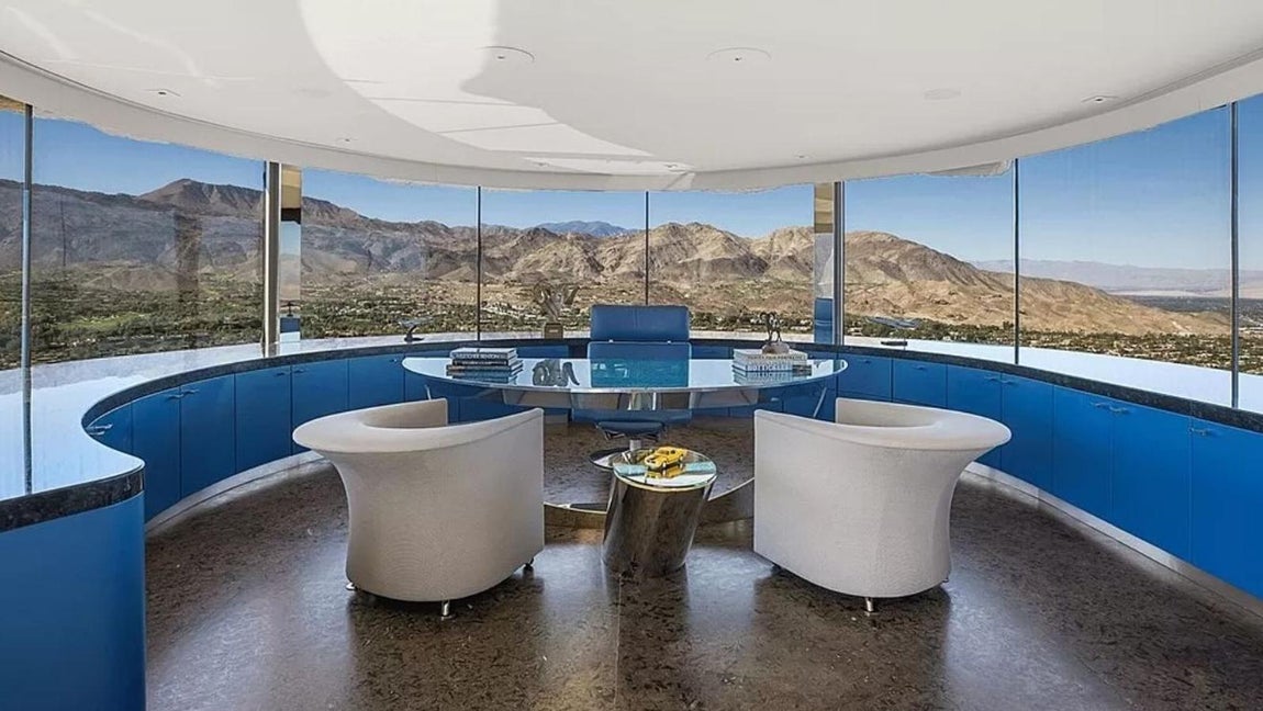 La mansión más excéntrica de Palm Desert de 42 millones. El despacho es perfecto para teletrabajar en un entorno idílico. Se alza en lo alto de la roca y se asienta sobre una meseta con vistas despejadas del valle. ¿Alguien da más?
