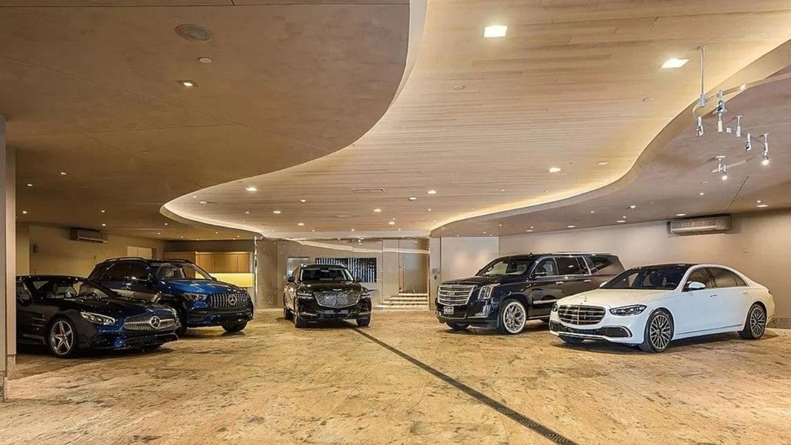 La mansión más excéntrica de Palm Desert de 42 millones. No falta tampoco un sofisticado garaje con capacidad para 10 vehículos, un gimnasio, ounge bar y una sala de cine. En conclusión, estamos ante una residencia que tiene todos los ingredientes para no desear salir de ella.