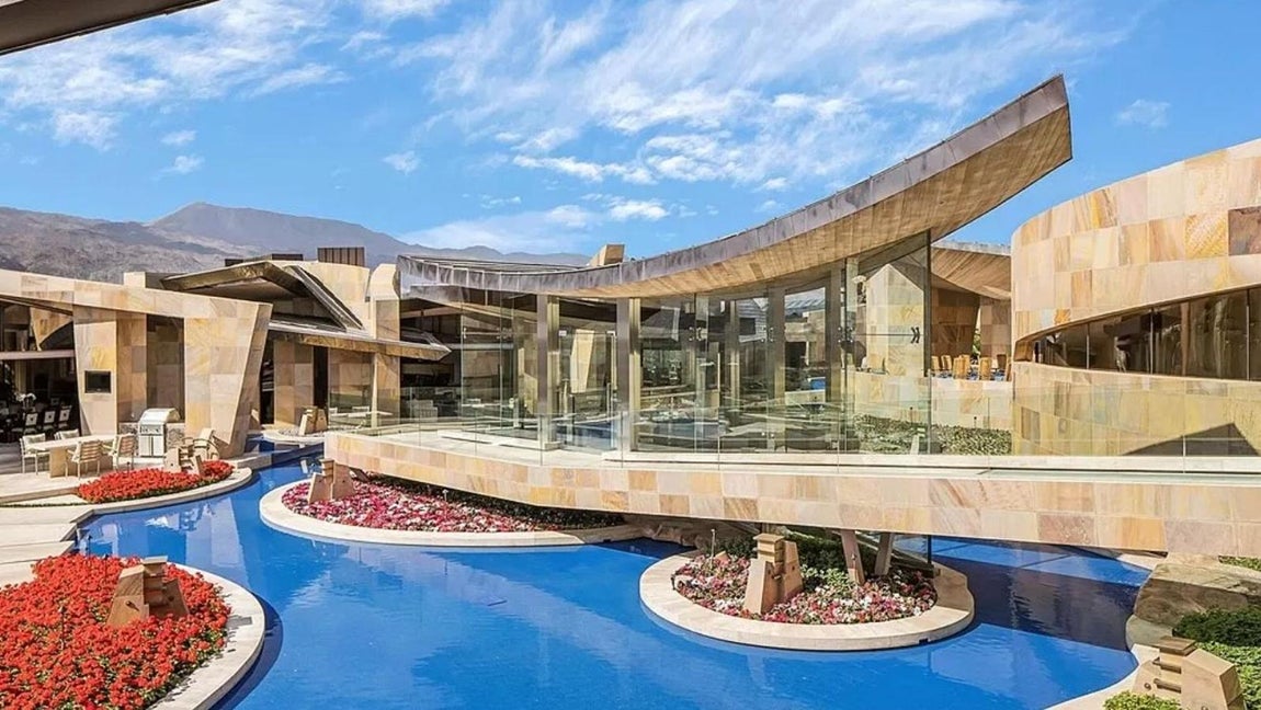 La mansión más excéntrica de Palm Desert de 42 millones. Reflejando el terreno natural, la casa presenta planos superpuestos y paredes serpenteantes que forman pabellones asimétricos.