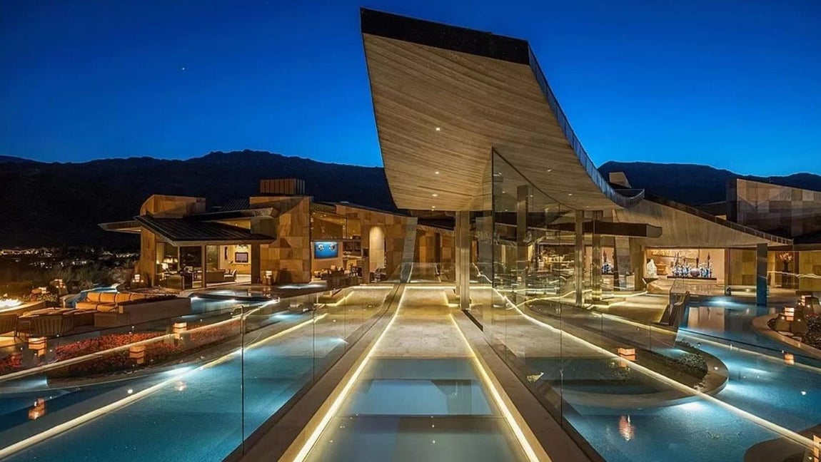 La mansión más excéntrica de Palm Desert de 42 millones. Por otro lado, las paredes retráctiles de vidrio, funden el exterior con el interior y le confieren un extra de luz y amplitud a la mansión.