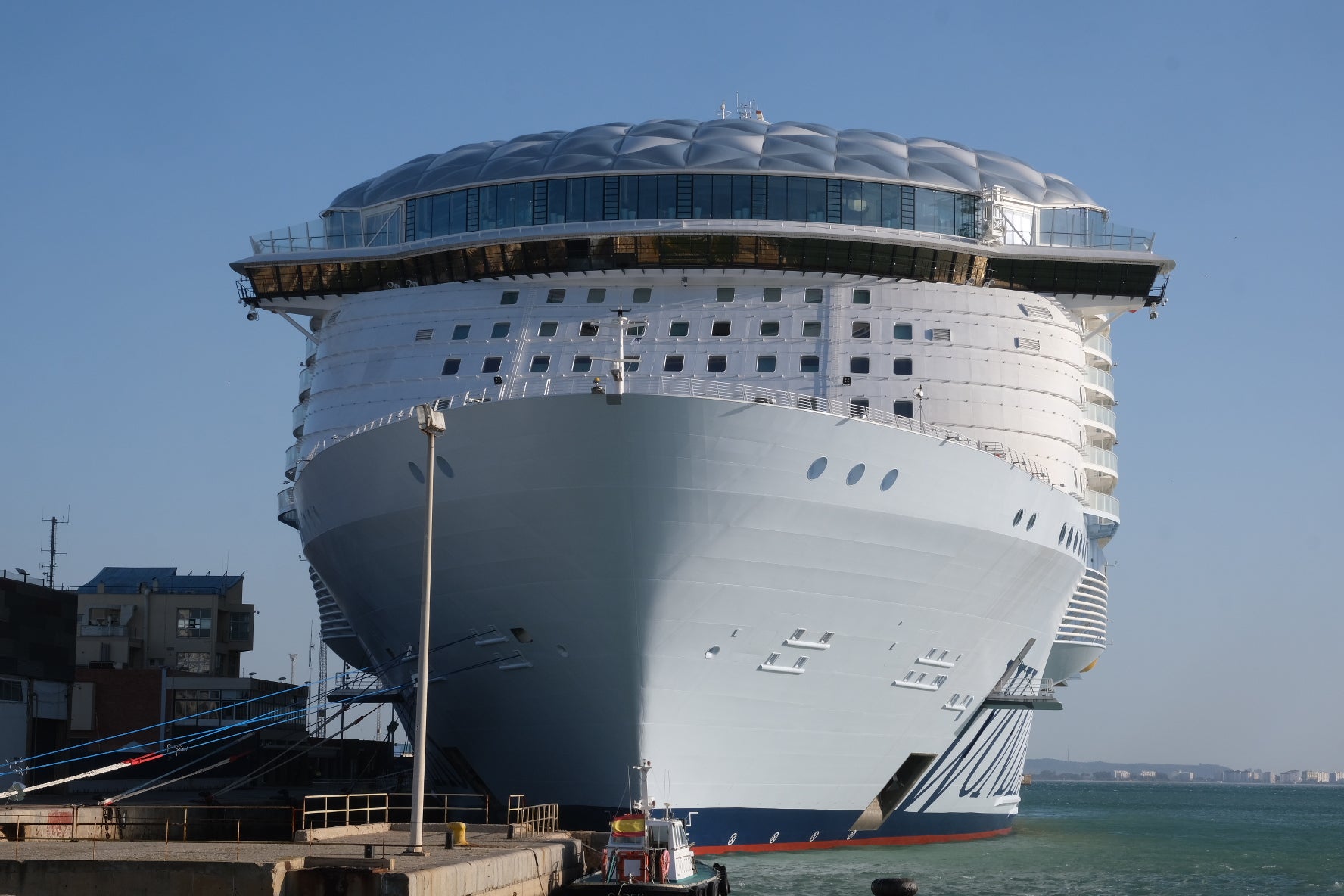 Espectaculares imágenes del crucero &#039;Wonder of the seas&#039; en Cádiz, el más grande del mundo