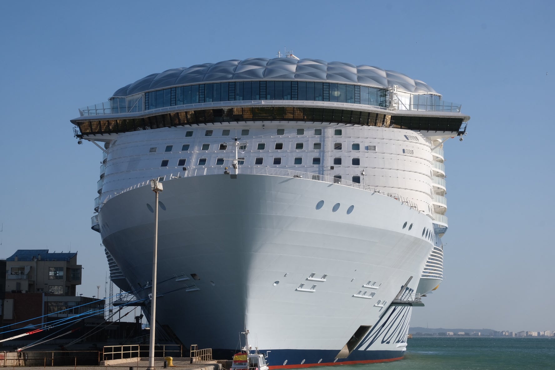 Espectaculares imágenes del crucero &#039;Wonder of the seas&#039; en Cádiz, el más grande del mundo