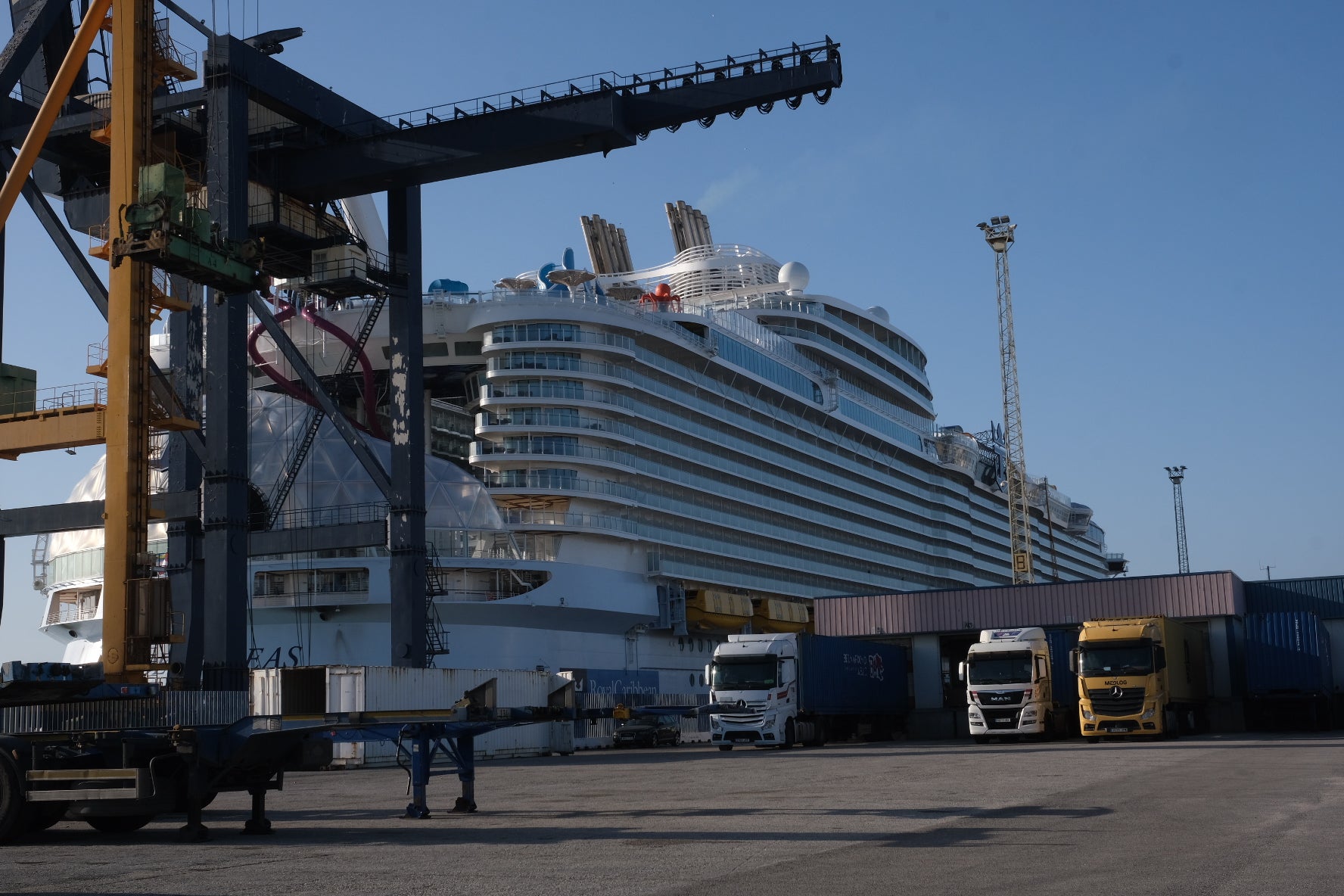 Espectaculares imágenes del crucero &#039;Wonder of the seas&#039; en Cádiz, el más grande del mundo