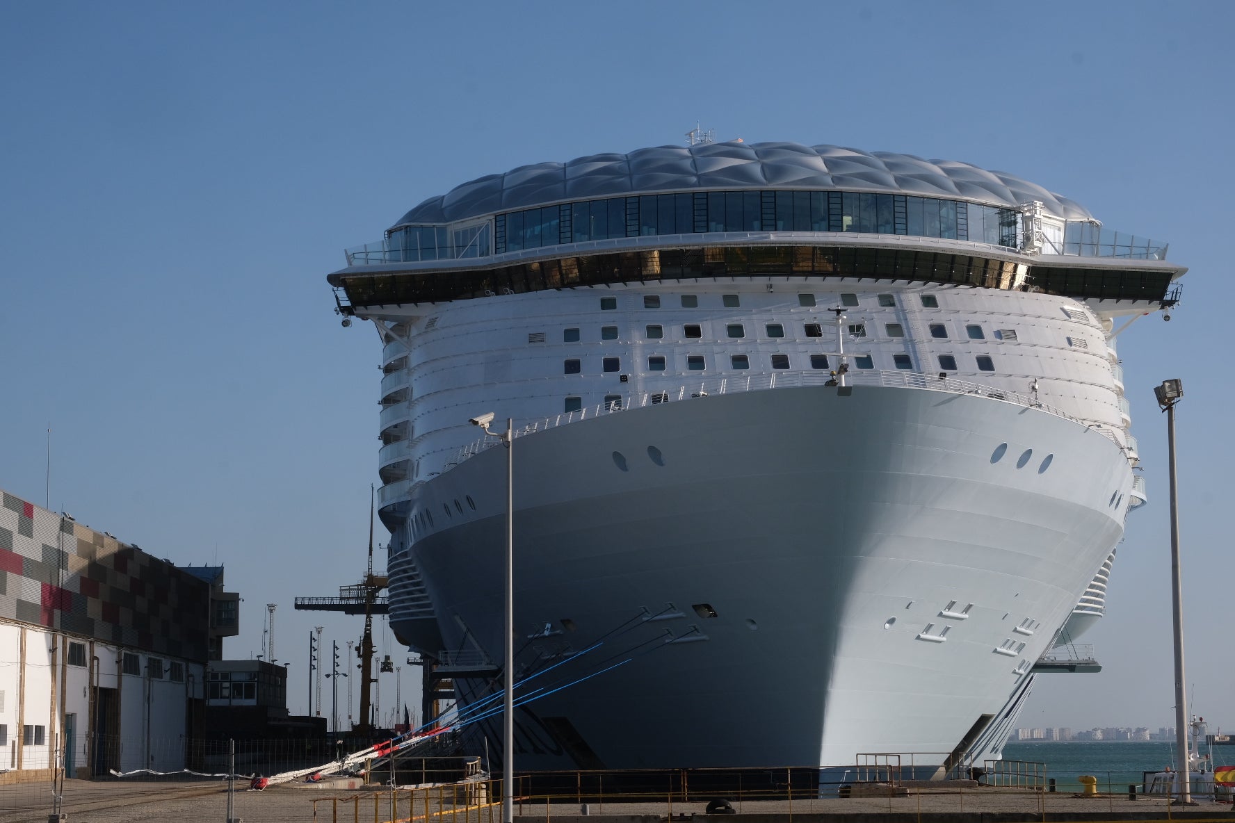 Espectaculares imágenes del crucero &#039;Wonder of the seas&#039; en Cádiz, el más grande del mundo