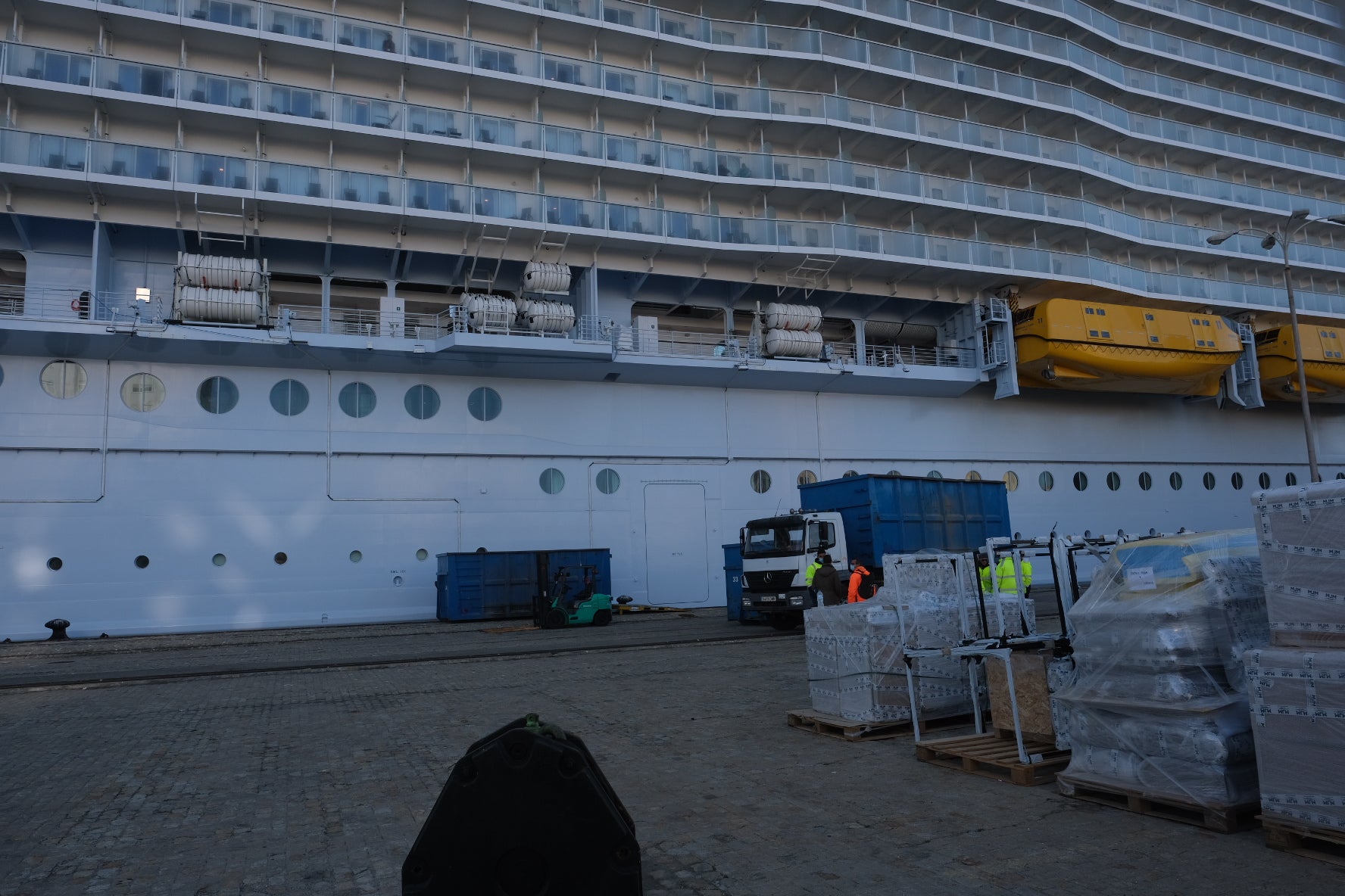 Espectaculares imágenes del crucero &#039;Wonder of the seas&#039; en Cádiz, el más grande del mundo