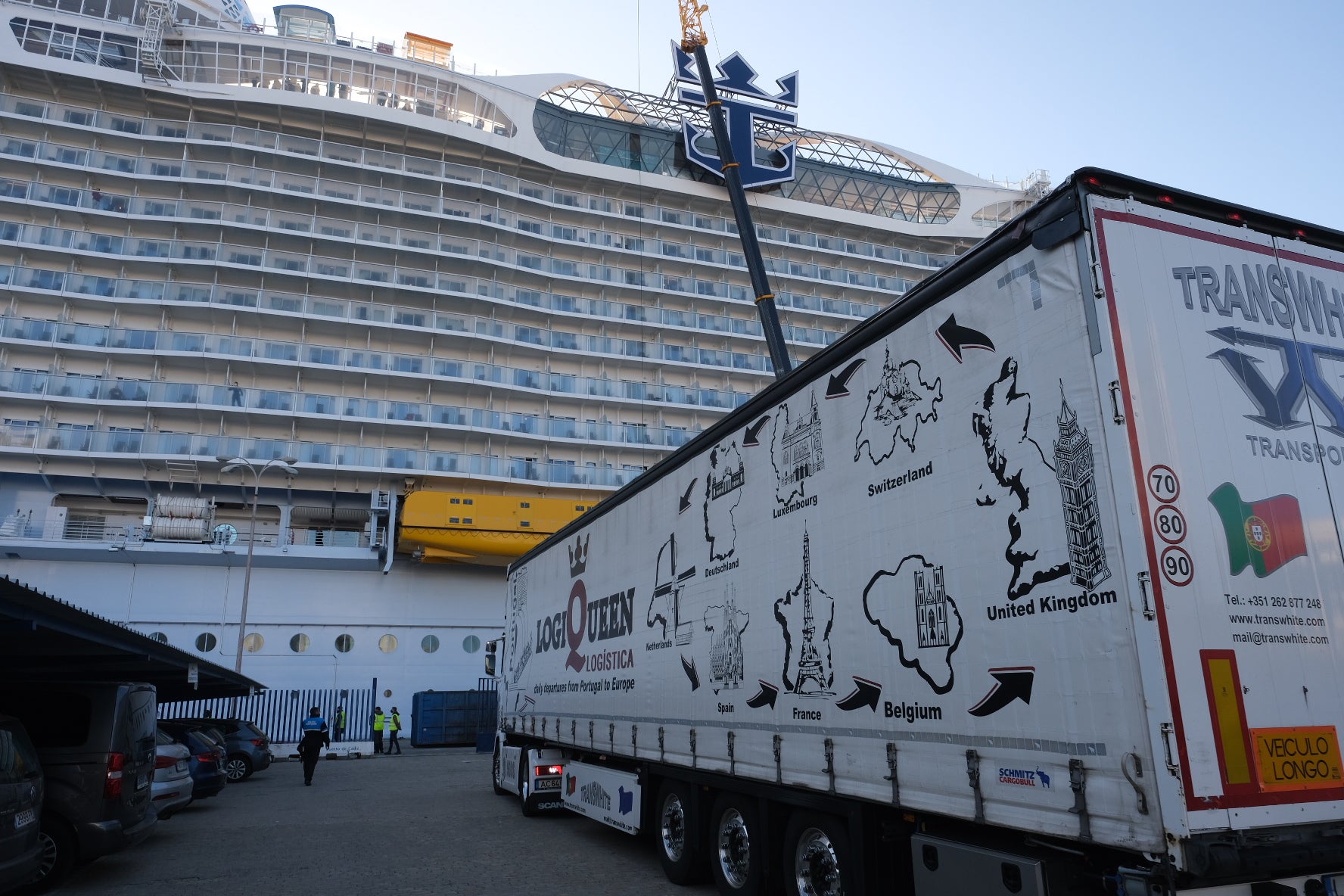 Espectaculares imágenes del crucero &#039;Wonder of the seas&#039; en Cádiz, el más grande del mundo