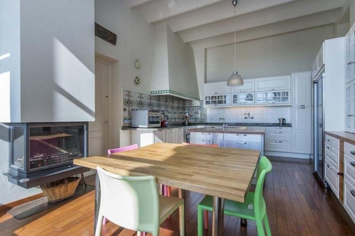 La nueva mansión de Rosalía y Rauw Alejandro en Manresa. Aunque desde su construcción ha sido reformada, conserva elementos de la masía original como los techos abovedados, las chimeneas y una espectacular bodega de ladrillo que seguro hará las delicias de los cantantes.