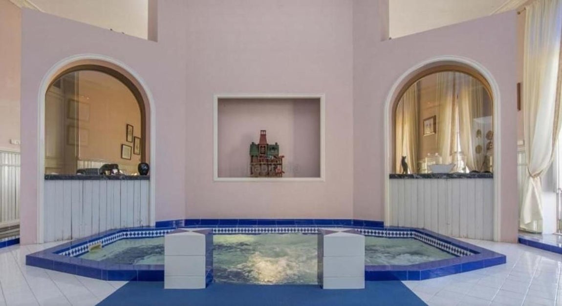 La nueva mansión de Rosalía y Rauw Alejandro en Manresa. También incluye un gran jacuzzi, sauna y gimnasio.