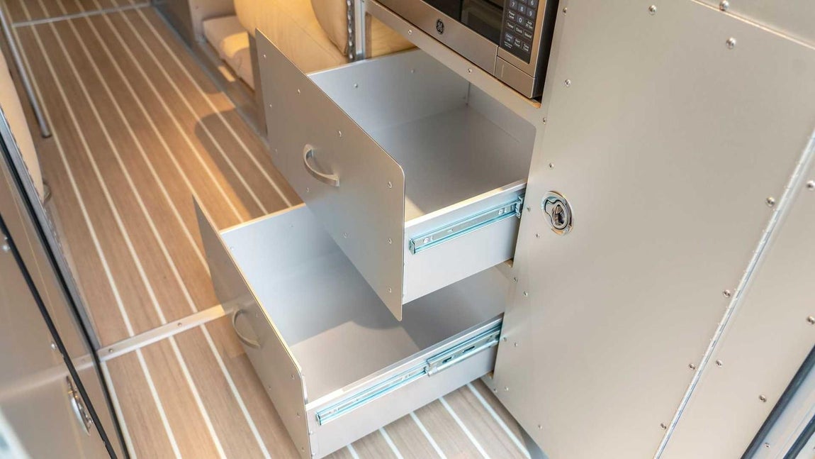 El remolque de 231.000 euros tan lujoso como un hotel. El diseño consta de una alta capacidad de almacenaje, con múltiples cajones con cierres amortigüados y estanterías para que las escapadas sean lo más cómodas posibles.