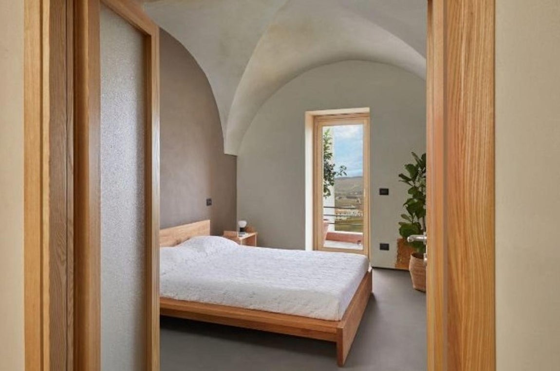 La casa de diseño que Airbnb ofrece gratis durante un año. Por último, la planta baja posee una pequeña sala de estar y la suite principal que cuenta con su propio baño y una cama King size.