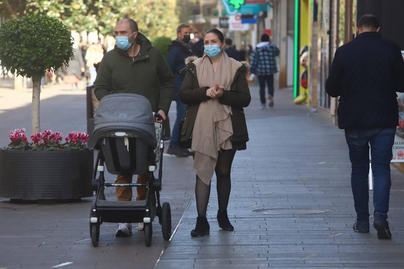 En imágenes, mascarillas en exteriores en Córdoba, división de opiniones en la calle