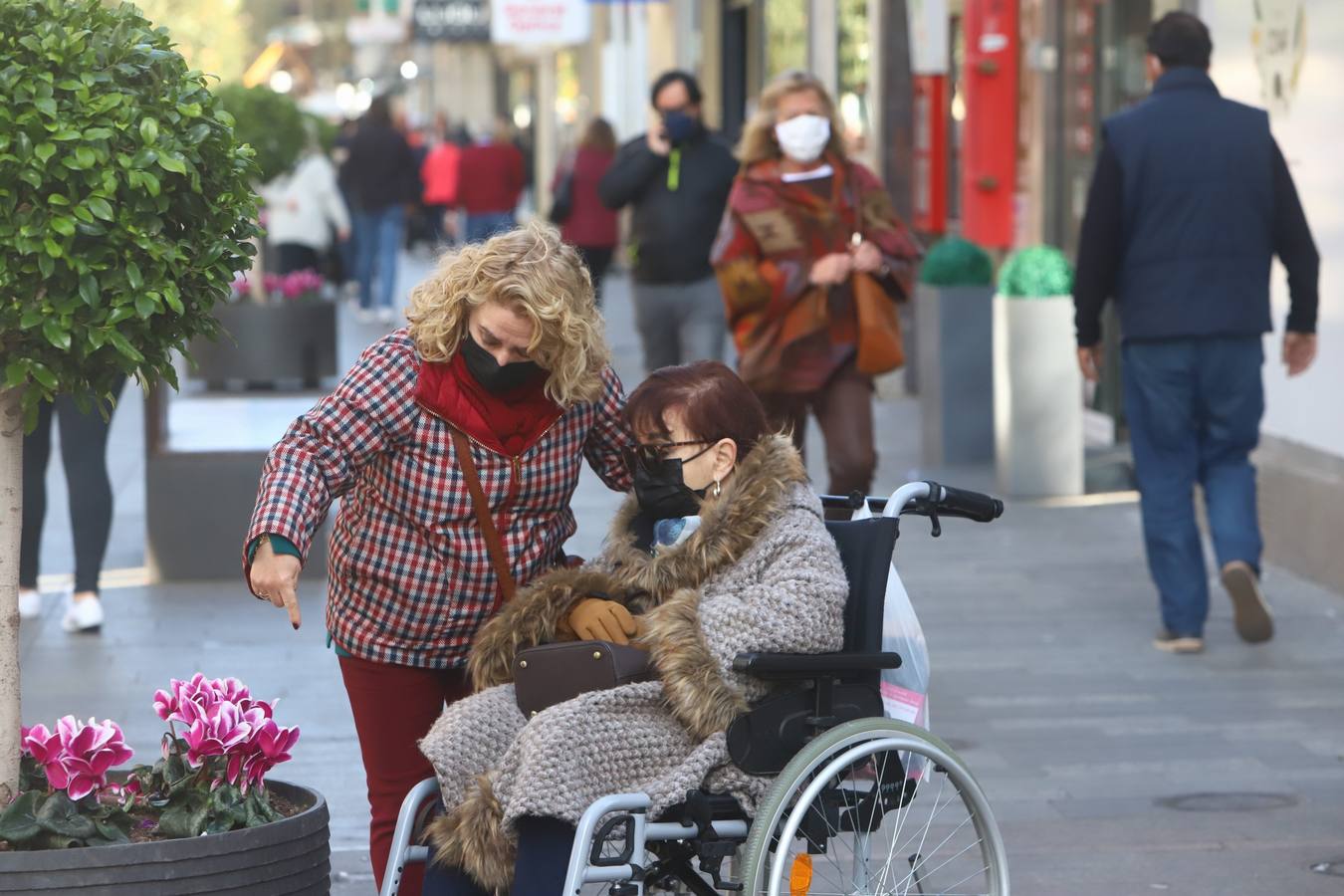 En imágenes, mascarillas en exteriores en Córdoba, división de opiniones en la calle