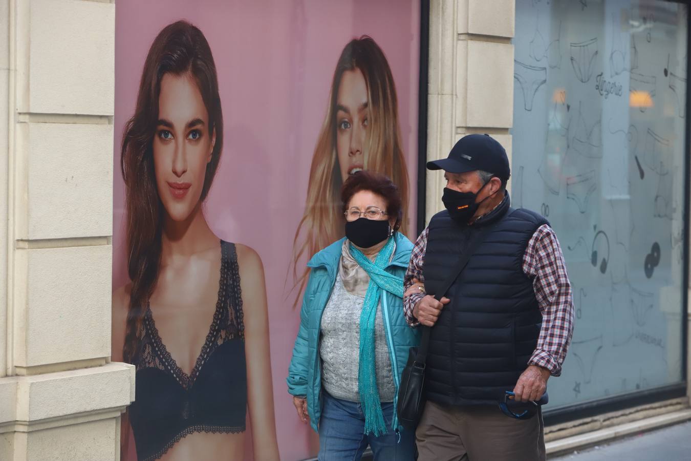 En imágenes, mascarillas en exteriores en Córdoba, división de opiniones en la calle