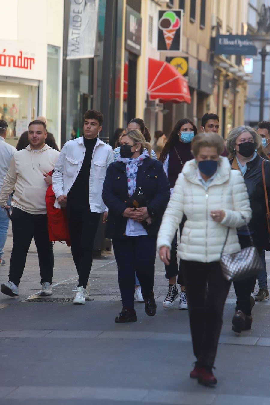 En imágenes, mascarillas en exteriores en Córdoba, división de opiniones en la calle