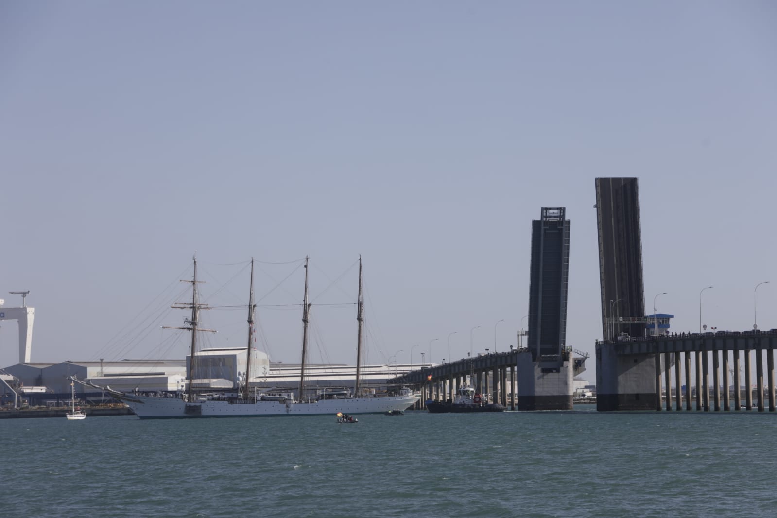 Así ha sido el paso del Juan Sebastián de Elcano por el puente Carranza