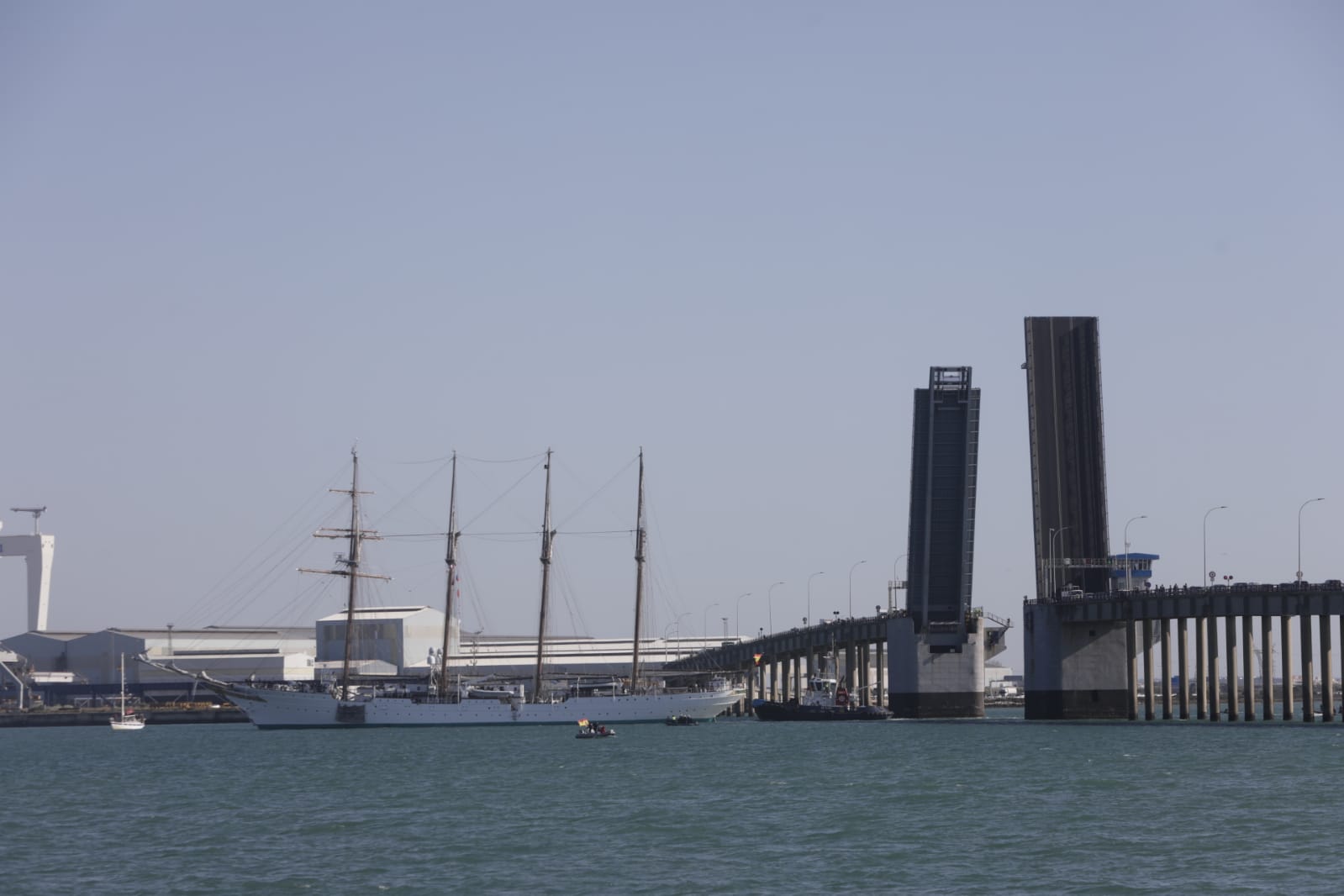 Así ha sido el paso del Juan Sebastián de Elcano por el puente Carranza