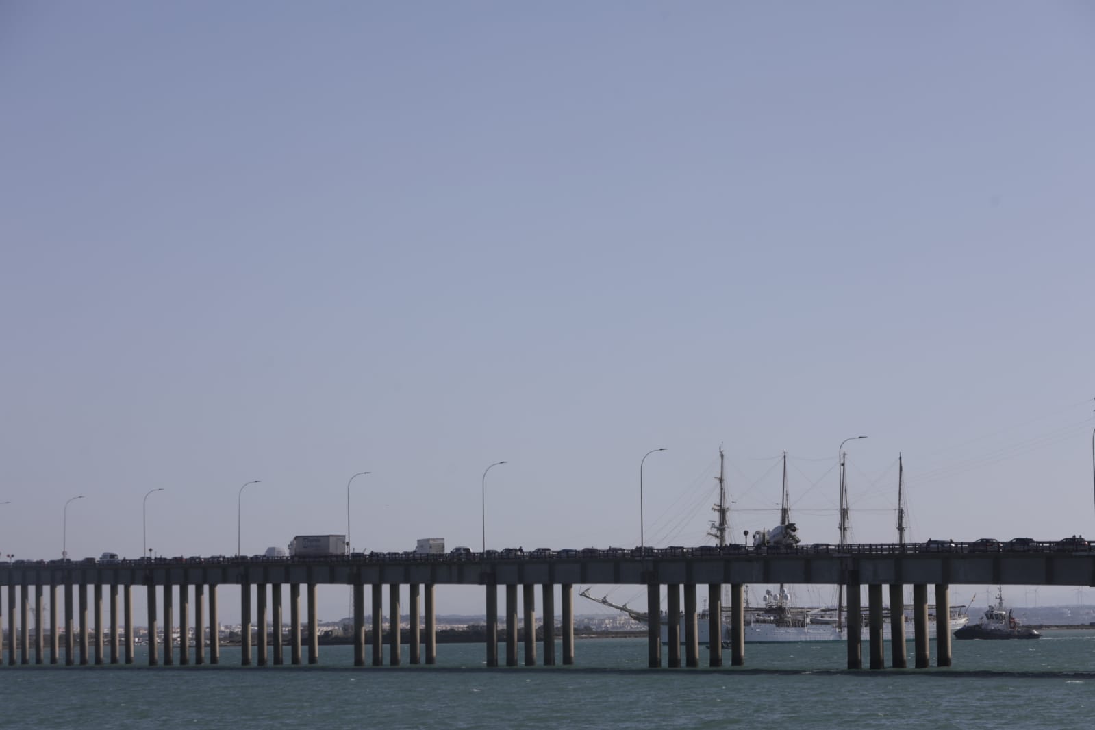 El puente Carranza se abre para que el Juan Sebastián de Elcano llegue a Cádiz