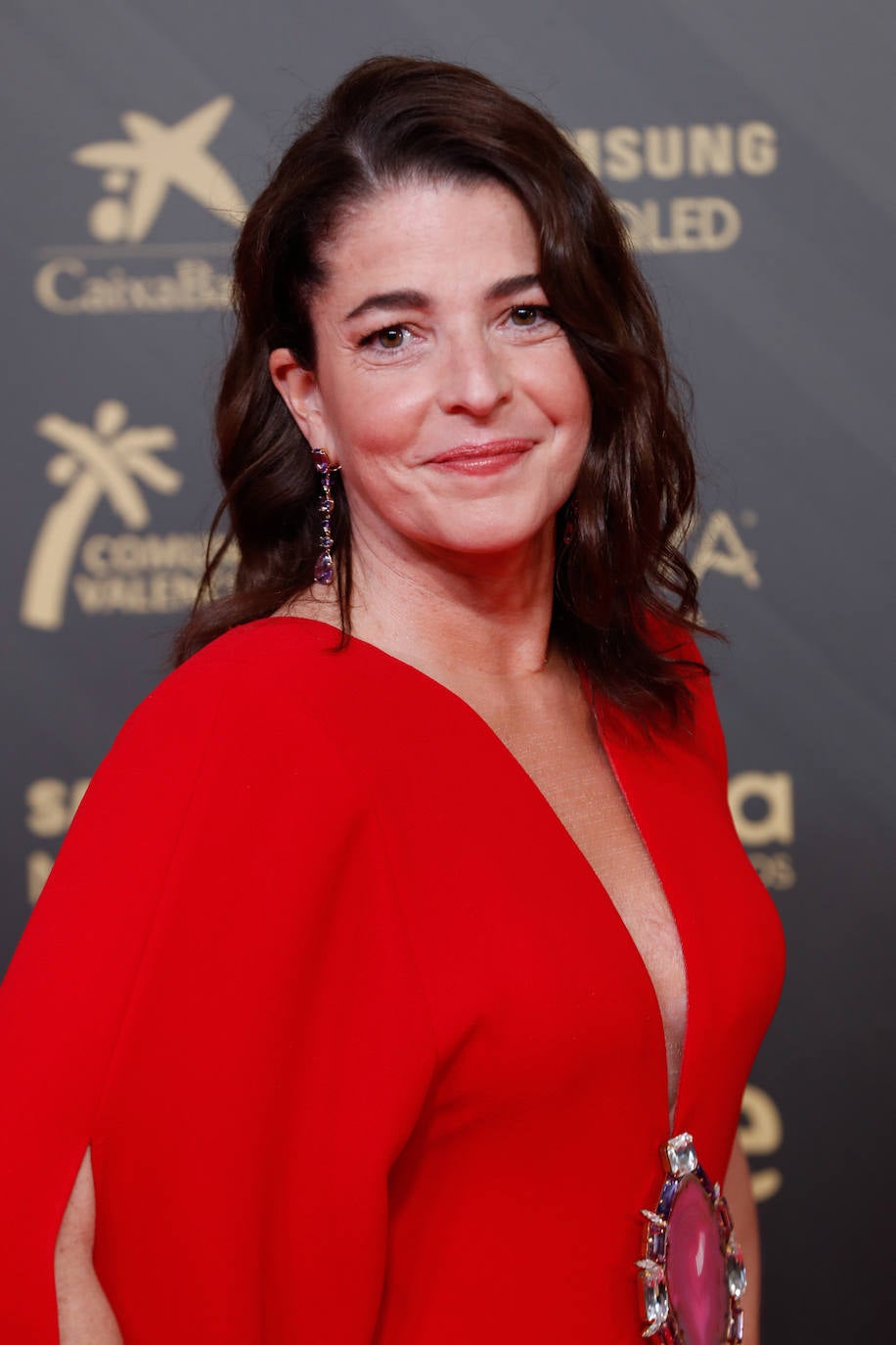 Nora Navas con ondas ligeras en los Premios Goya 2022. La intérprete, nominada en la categoría de Mejor Actriz de Reparto por su papel en 'Libertad' ha lucido melena suelta con ondas ligeras y raya lateral. Su maquillaje ha sido creado por Raquel Costales para Chanel.