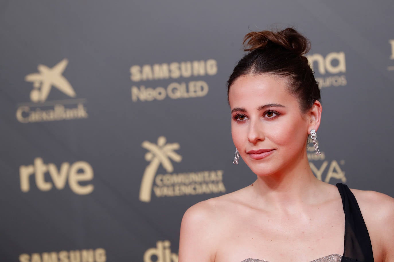 Irene Escolar con recogido alto en los Premios Goya 2022. La actriz ha lucido un top knot y un favorecedor maquillaje creado por Natalia Belda para Chanel en tonos tierra.